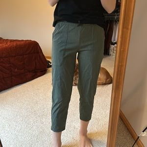 Lucy olive green 3/4 pants size small